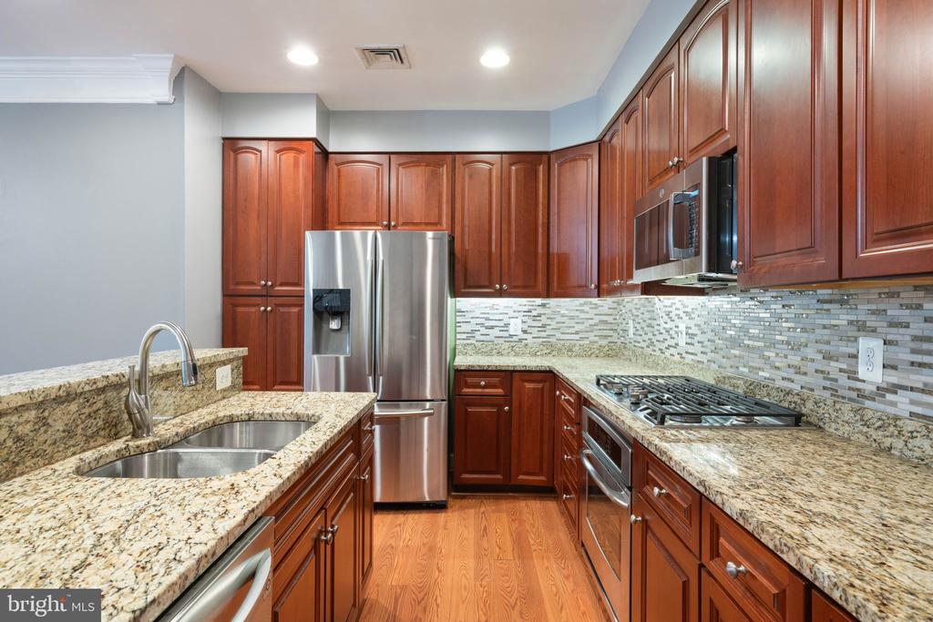 2392 BROOKMOOR LANE