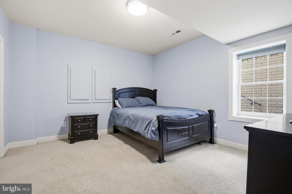 5528 ROAN CHAPEL DRIVE