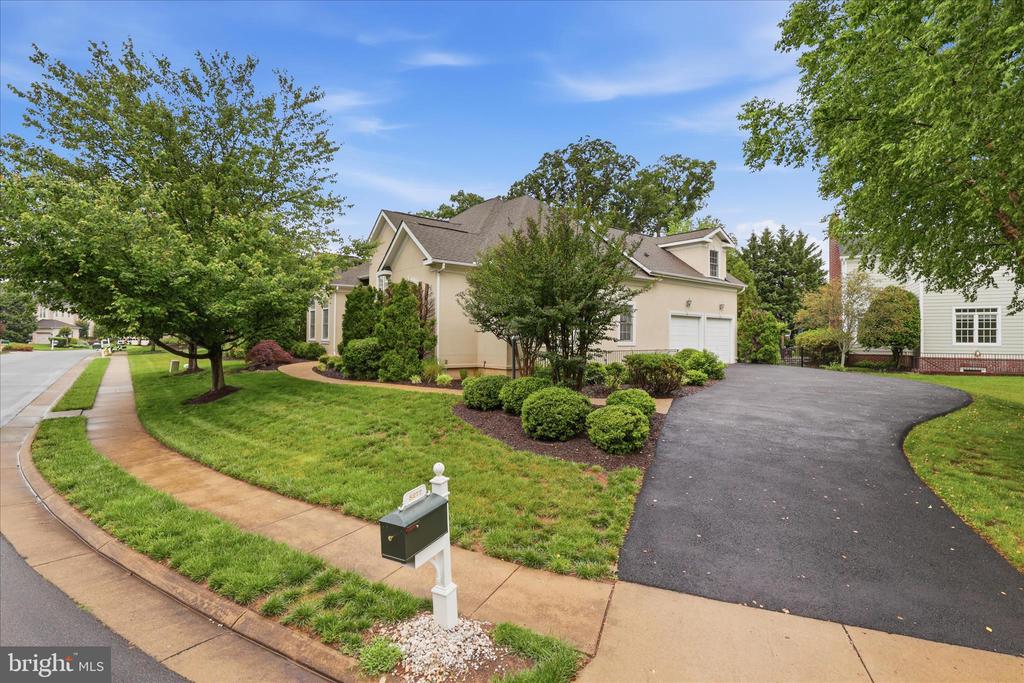 8277 ROXBOROUGH LOOP