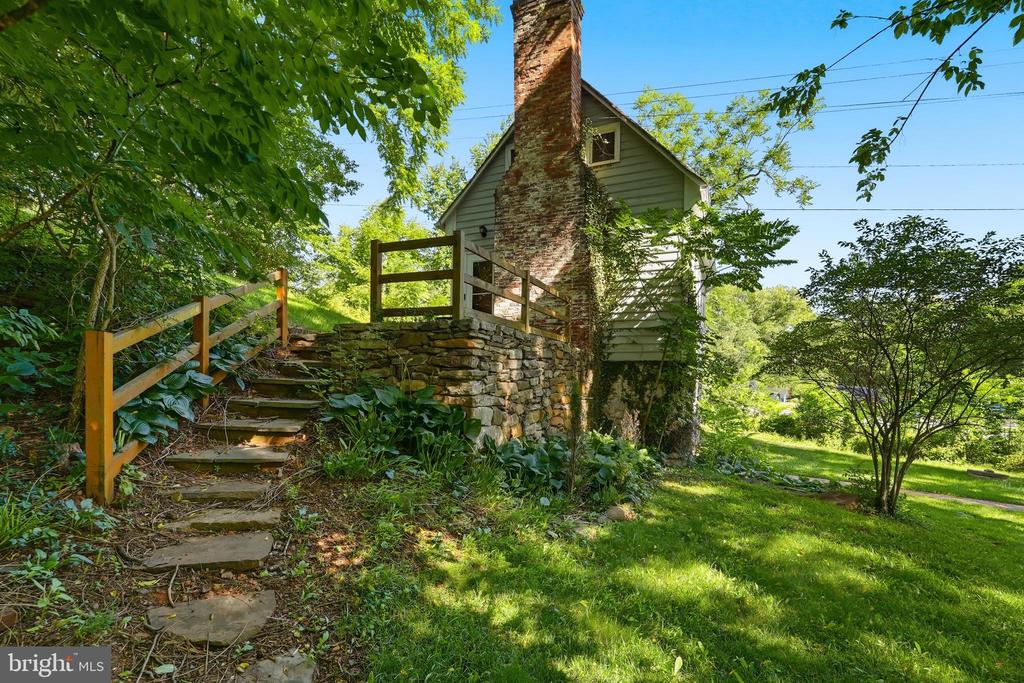 8200 BUCKLAND MILL ROAD