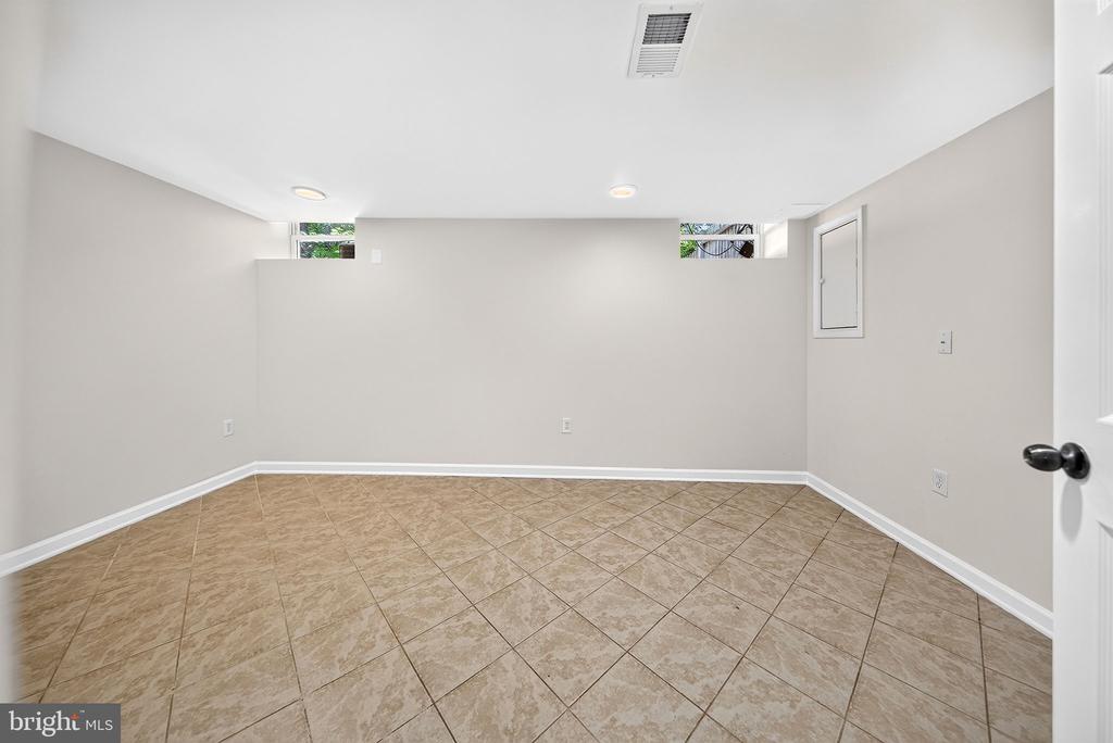 8238 WYCLIFFE COURT