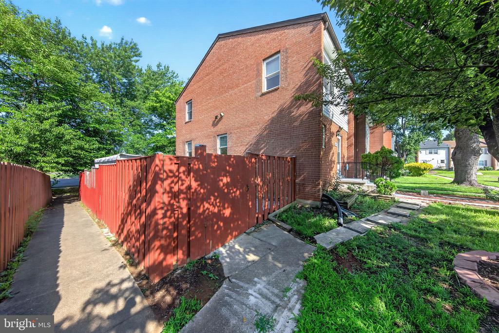 8238 WYCLIFFE COURT