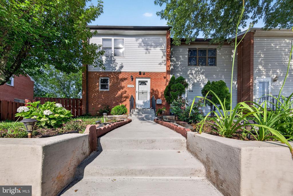 8238 WYCLIFFE COURT