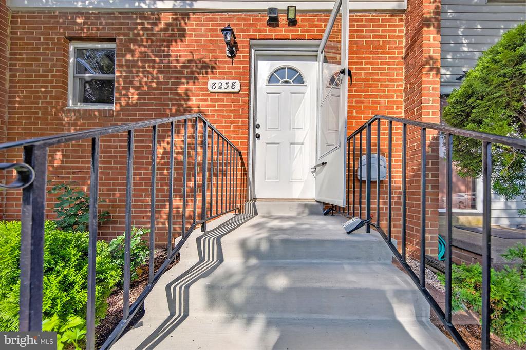 8238 WYCLIFFE COURT