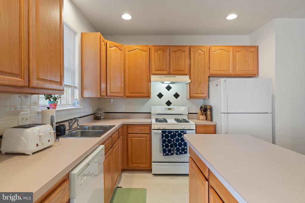 8736 PHIPPS FARM WAY