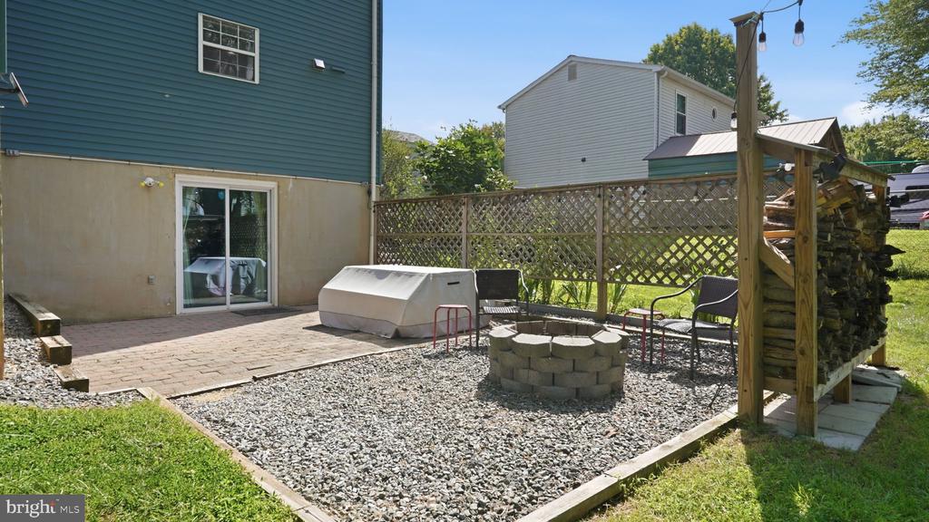 5633 ROUNDTREE DRIVE