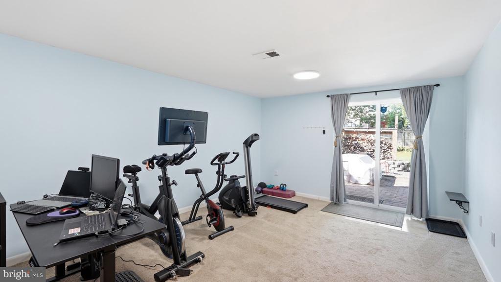 5633 ROUNDTREE DRIVE