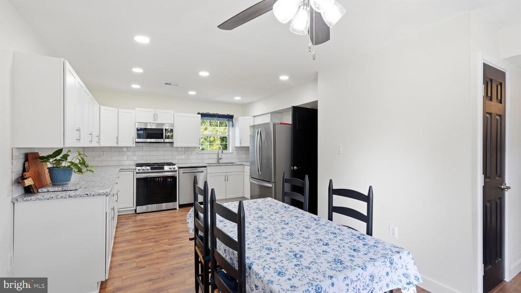 5633 ROUNDTREE DRIVE