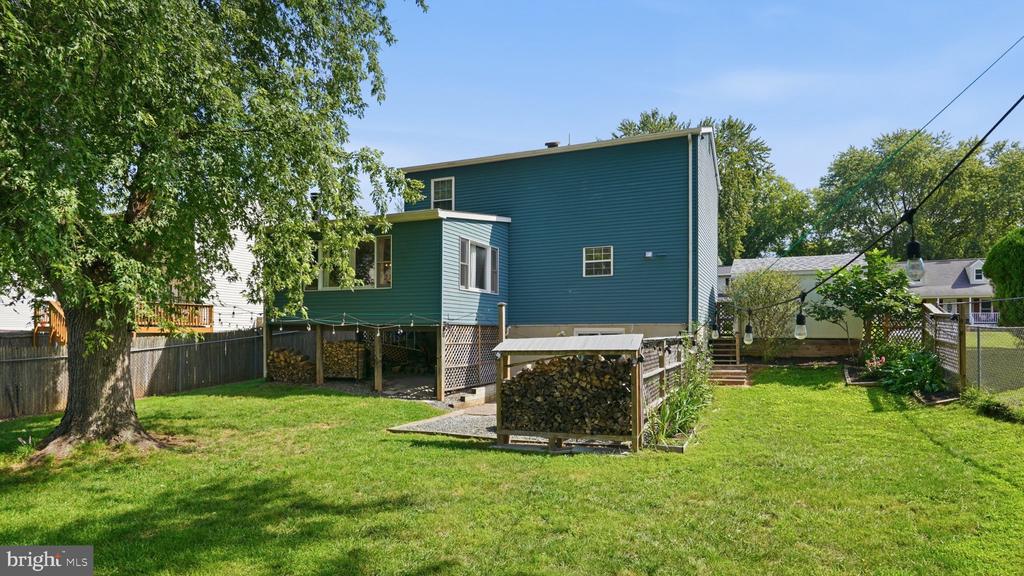 5633 ROUNDTREE DRIVE