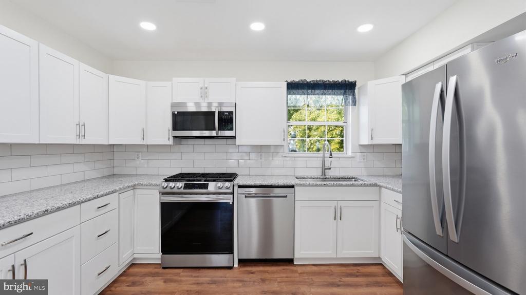 5633 ROUNDTREE DRIVE
