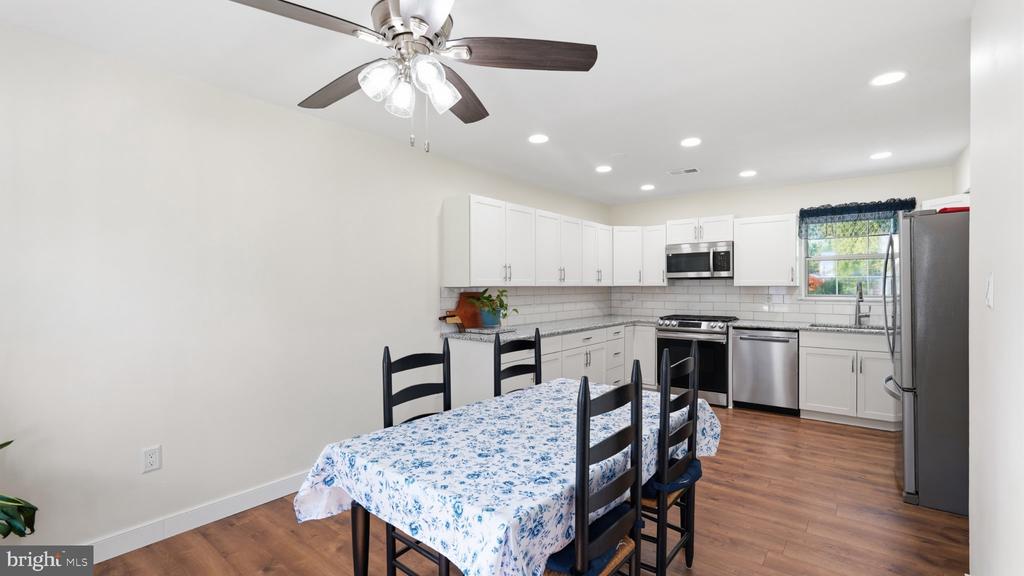 5633 ROUNDTREE DRIVE