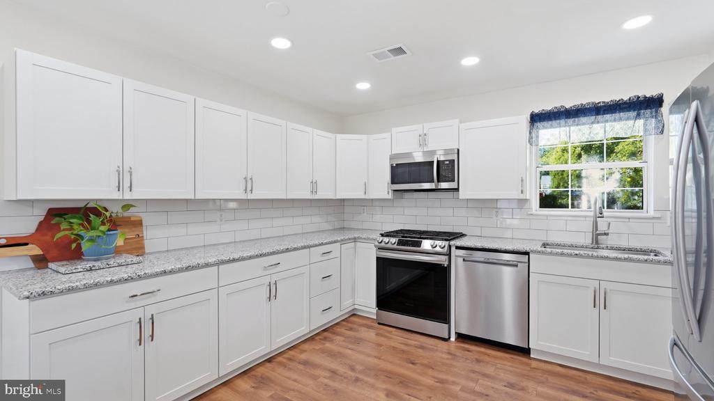 5633 ROUNDTREE DRIVE