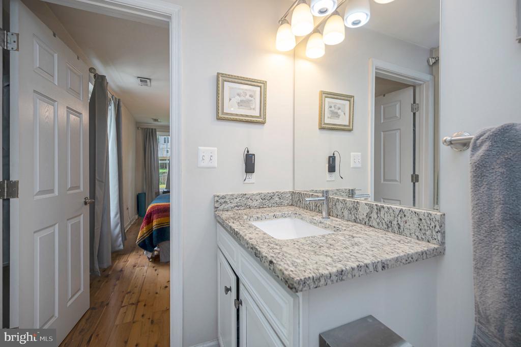 3932 OAKDALE CIRCLE