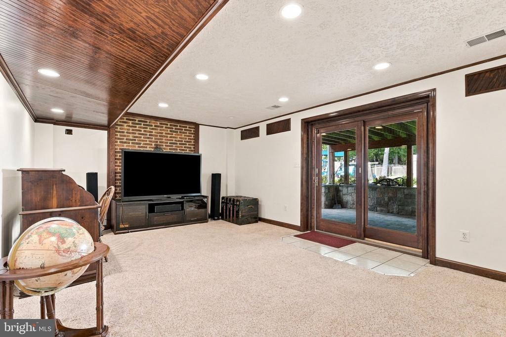 9438 PETTERSON LANE