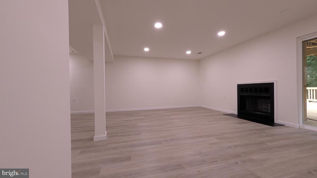 3015 BROMLEY COURT
