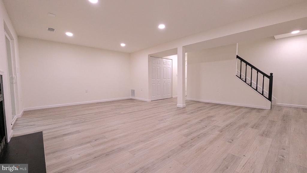 3015 BROMLEY COURT