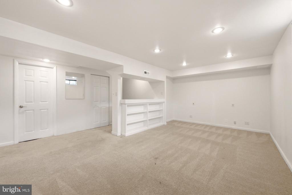 15045 HOLLEYSIDE DRIVE