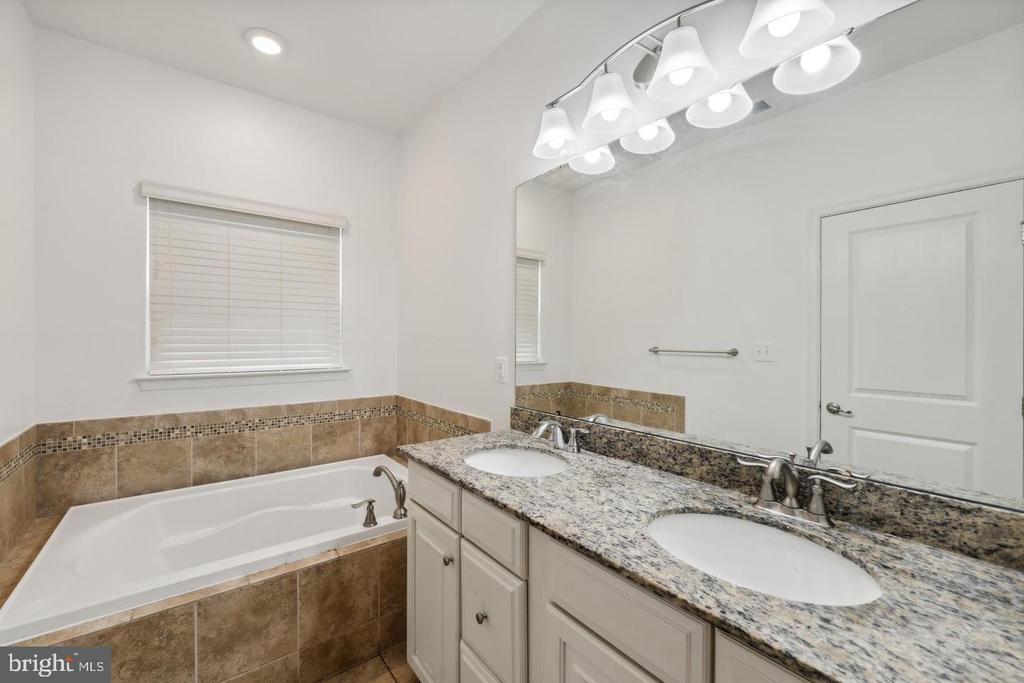 1660 DOROTHY LANE