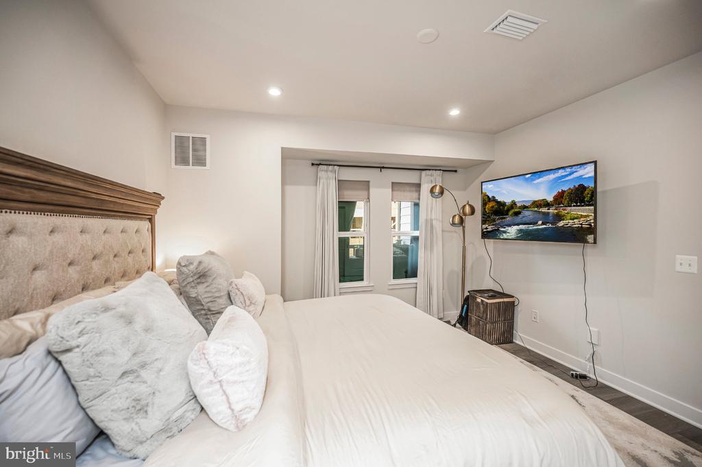 1611 POTOMAC SHORES PARKWAY Unit: 402