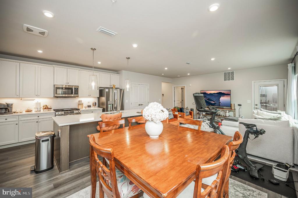 1611 POTOMAC SHORES PARKWAY Unit: 402