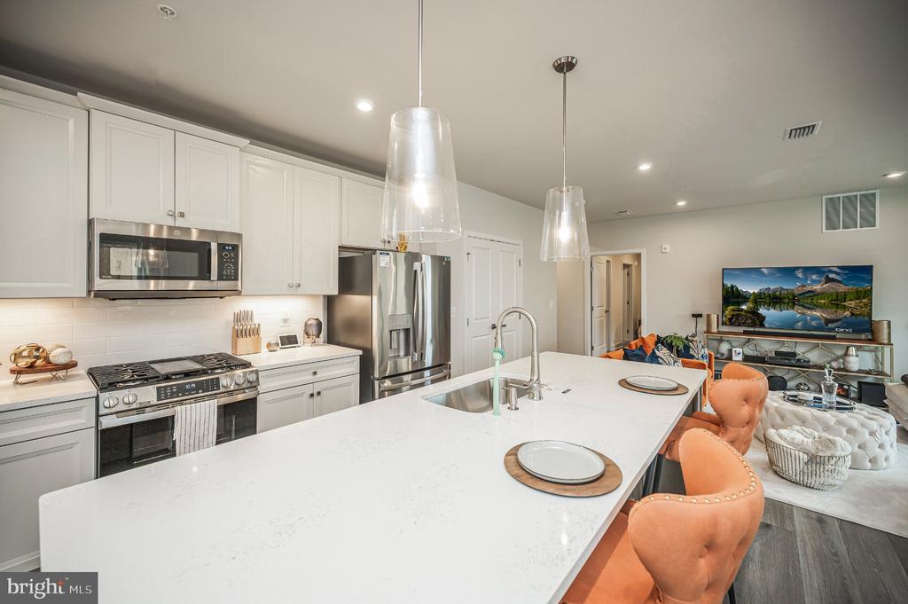 1611 POTOMAC SHORES PARKWAY Unit: 402