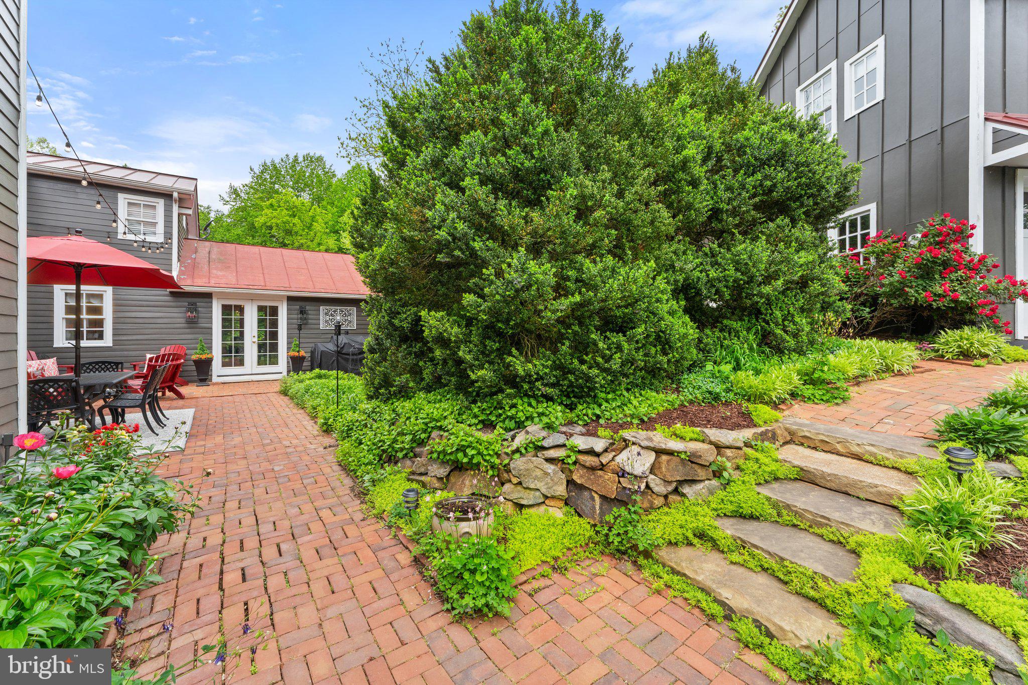 560 RICHMOND ROAD