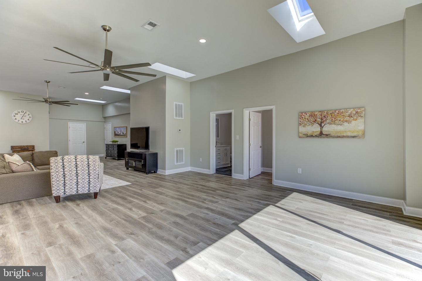 1565 Seven Fountains