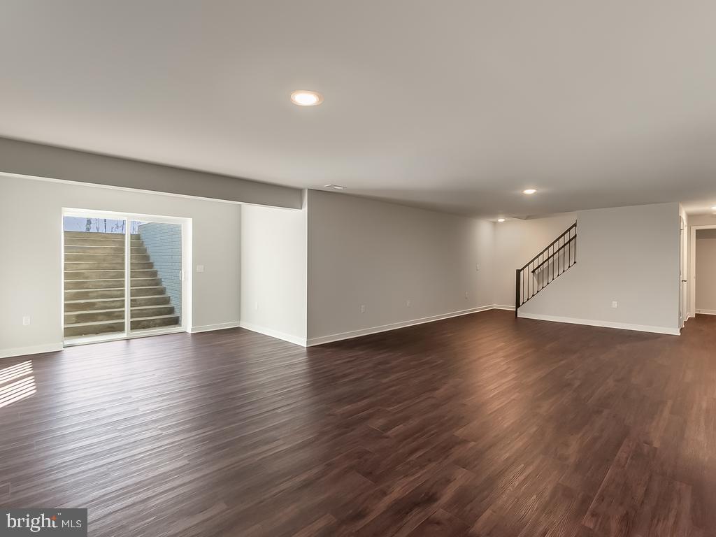 8902 Avon DRIVE