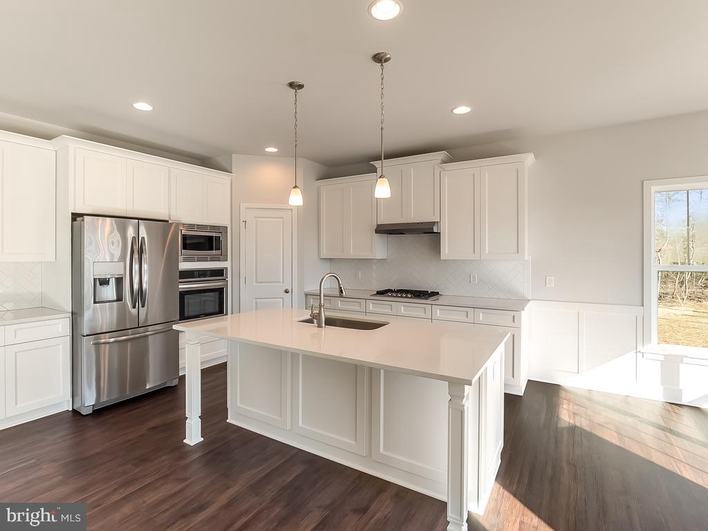 8902 Avon DRIVE