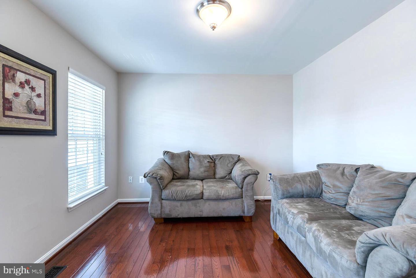 11206 Hollins COURT