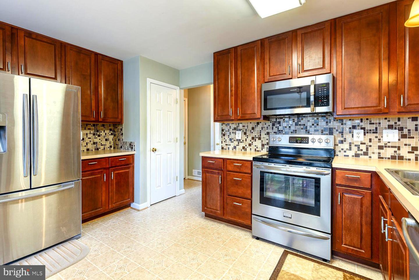 11206 Hollins COURT