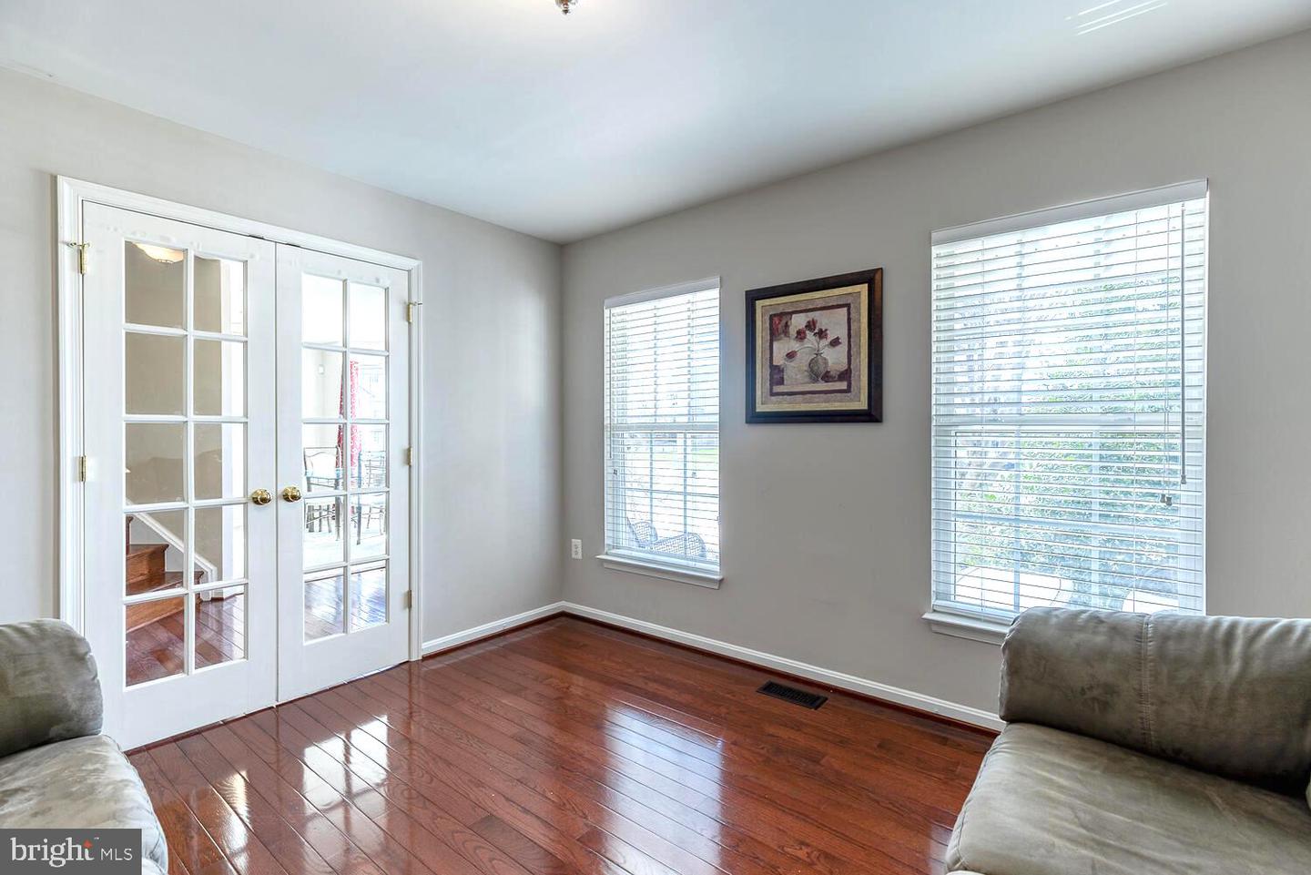 11206 Hollins COURT