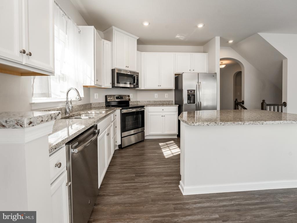6613 Shelton LANE