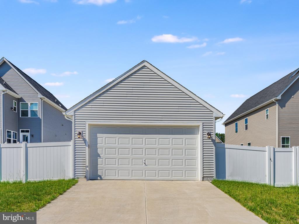 6613 Shelton LANE