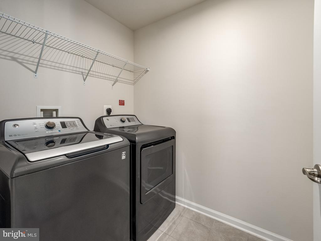6613 Shelton LANE