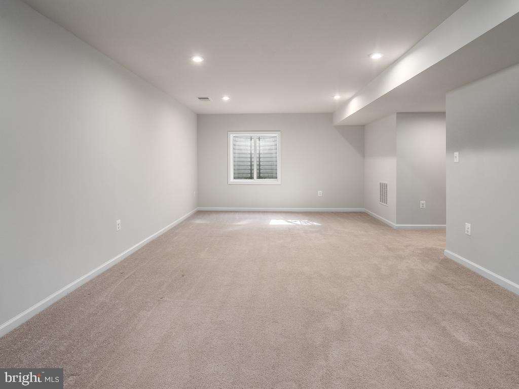 6613 Shelton LANE