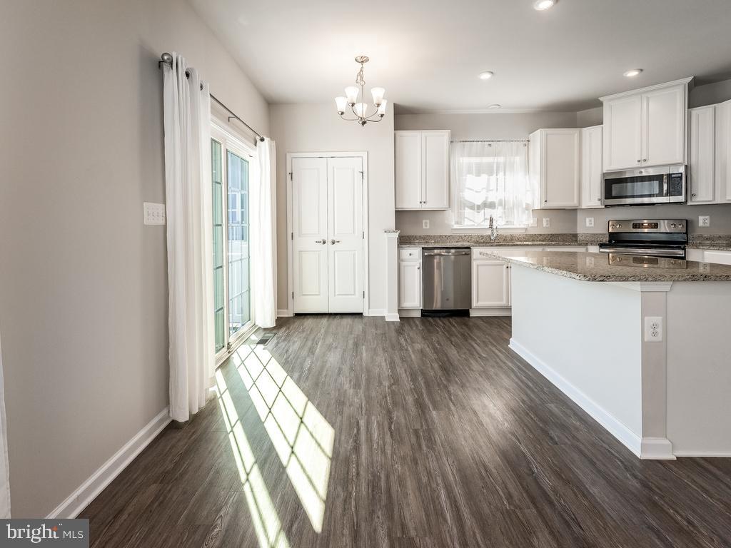 6613 Shelton LANE