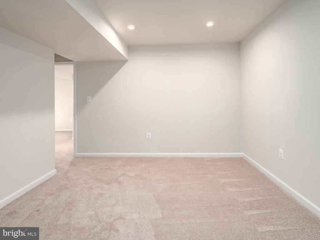 6613 Shelton LANE