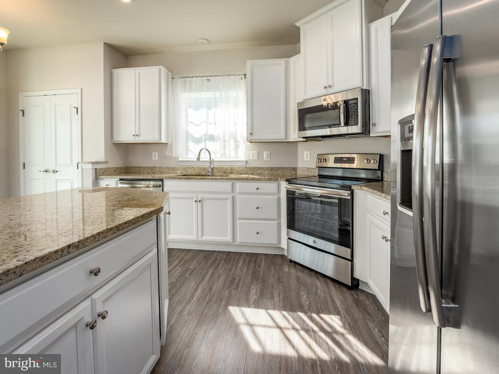 6613 Shelton LANE