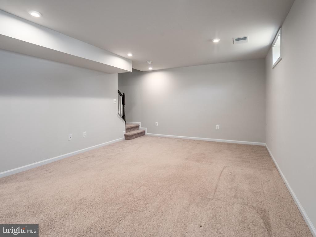 6613 Shelton LANE