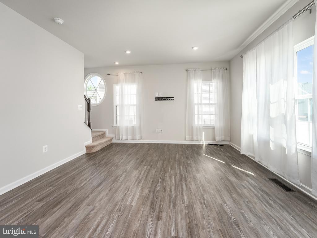 6613 Shelton LANE