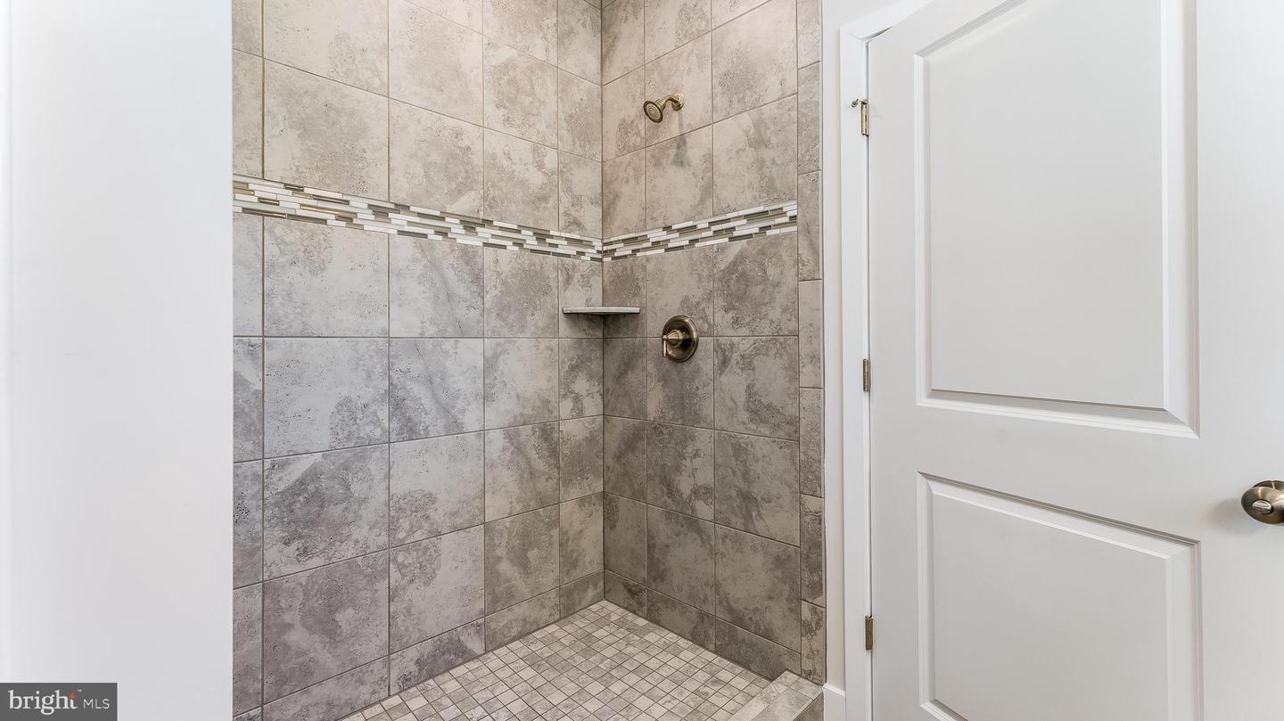 8938 Avon DRIVE