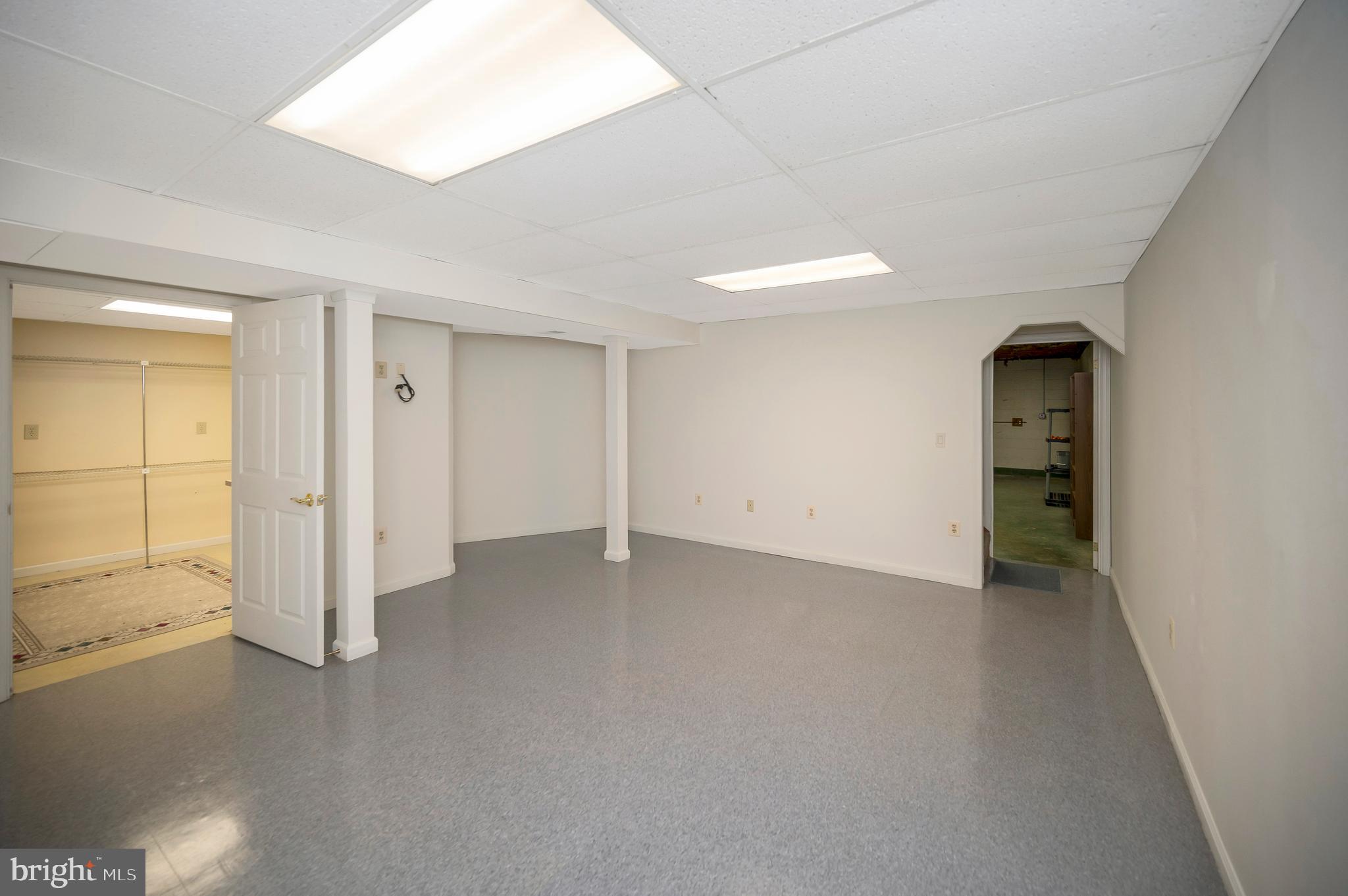 10231 Shawnee Ln
