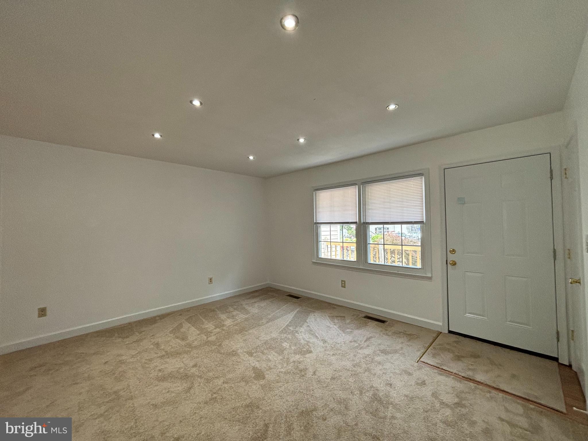 206 HAMPTON DR