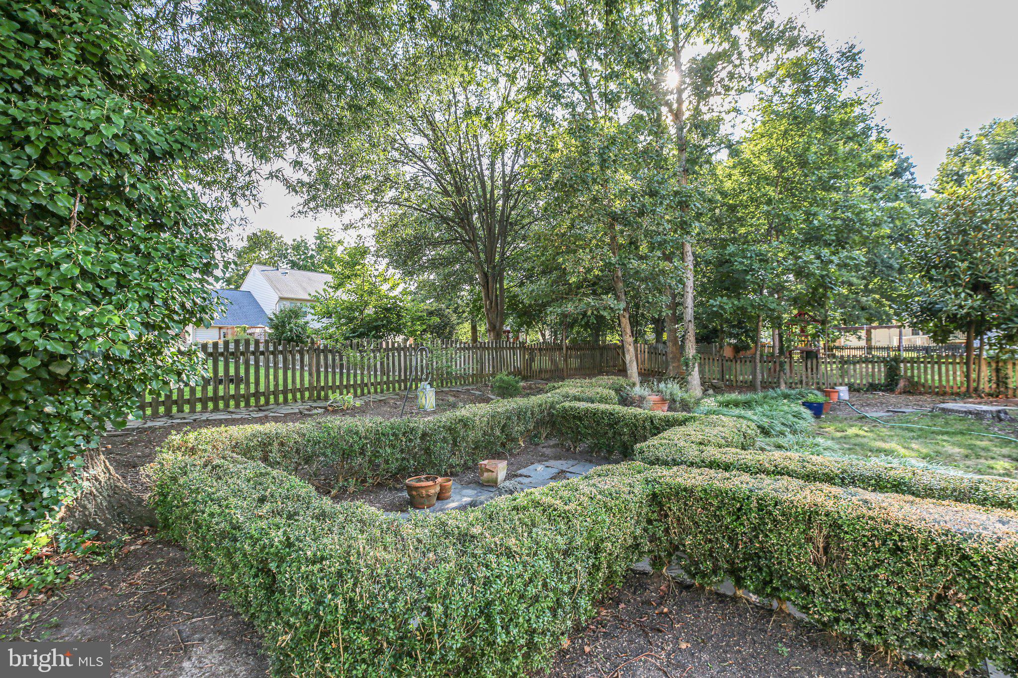 6102 New Pembrook Ln