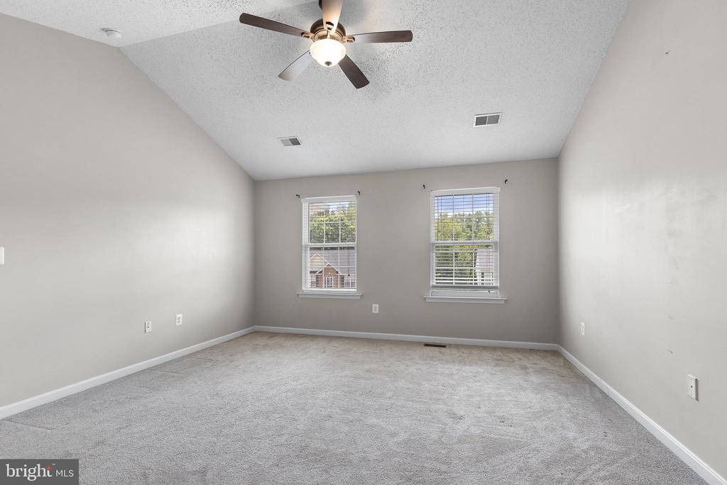 6917 Hawthorne Woods Cir