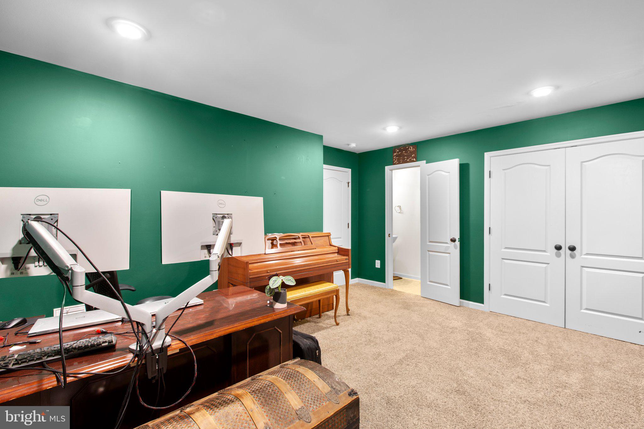 2422 Drake Ln