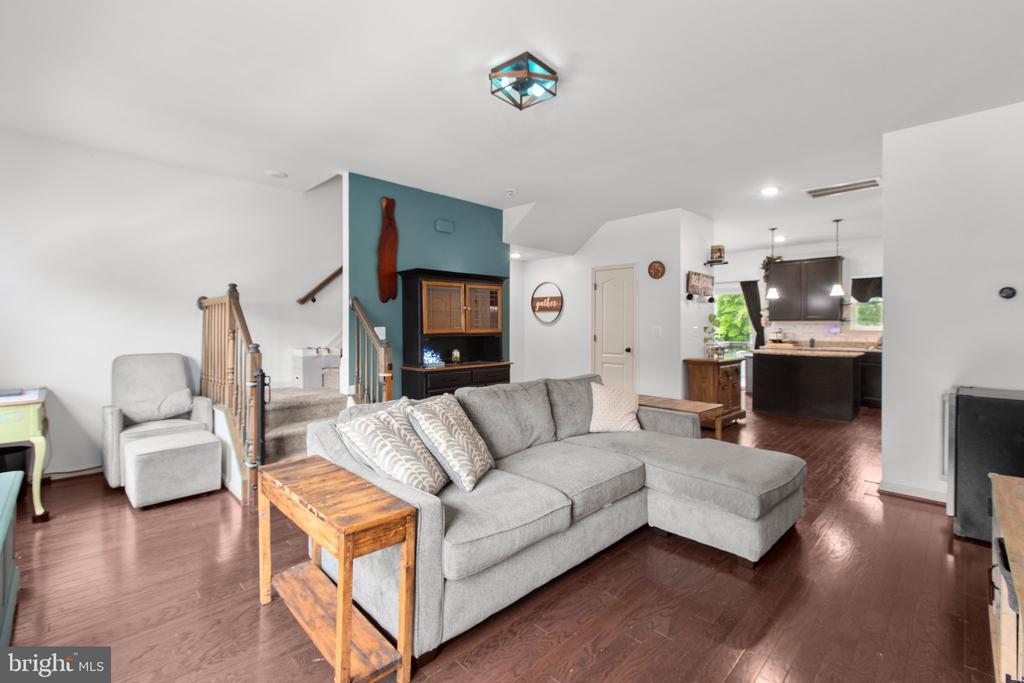 2422 Drake Ln