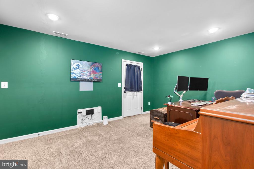 2422 Drake Ln
