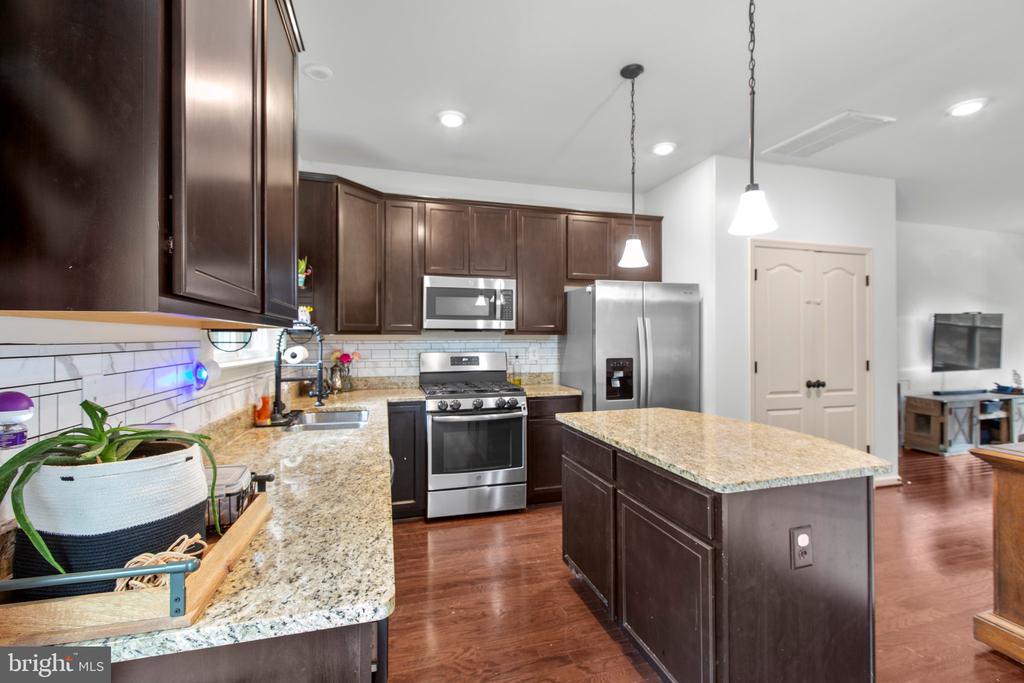 2422 Drake Ln